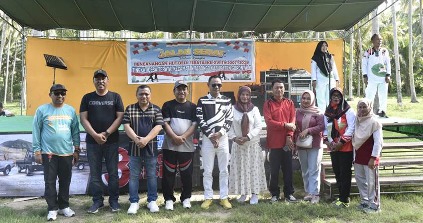 FOSE. Wakil Ketua DPRD Irwan Dai dan Aleg Abd Hais Engahu foto bersama dengan Wakil Bupati Hendra Hemeto dan juga Kepala Desa dan tokoh masyarakat lainnya, pada HUT Desa Teratai Ke 16