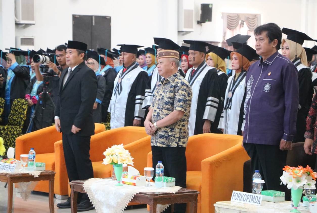 Ketua Komisi IV Deprov Gorontalo, Hamid Kuna, menghadiri acara wisuda Universitas Bina Taruna, akhir pekan lalu.
