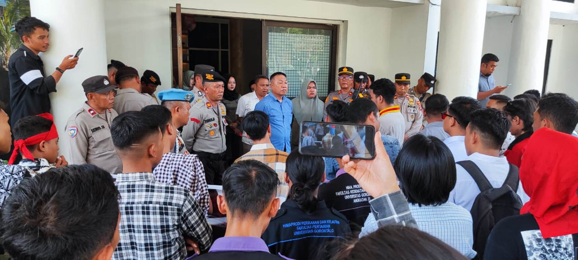 Suasana puluhan Mahasiswa UG sedang menggelar aksi damai di DPRD Kabupaten Gorontalo. (F:Deice/Gorontalo Post)