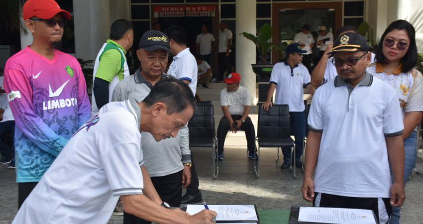 PENCANANGAN. Bupati Gorontalo Nelson Pomalingo menandatangani pencanangan kampanye cegah kekerasan anak dan perempuan selama 16 hari kedepan.