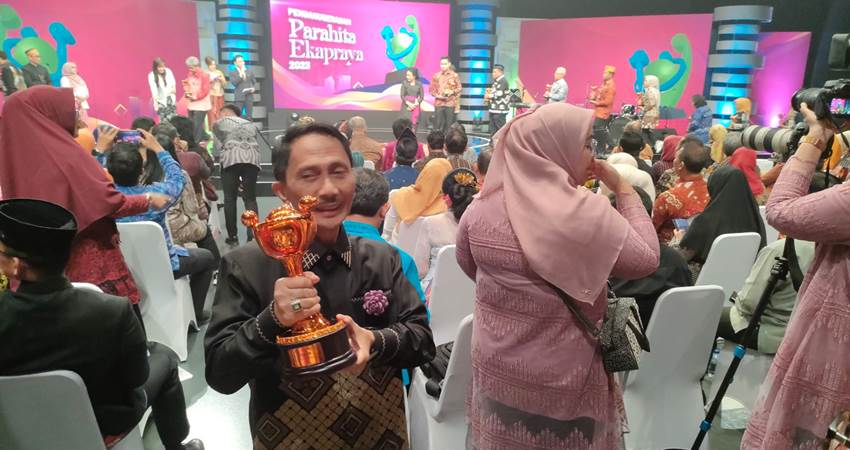 TERIMA. Bupati Gorontalo Nelson Pomalingo saat mengangkat piala penganugrahan untuk keempat kalinya.