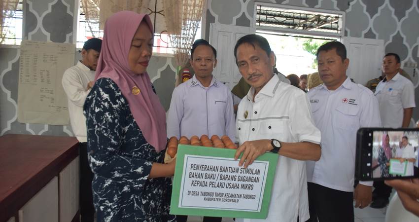 SIMBOLIS. Bupati Gorontalo secara simbolis saat menyerahkan bantuan modal pada salah satu UMKM.