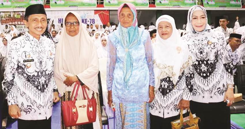 REUNIAN. Bupati Gorontao Nelson Pomalingo bersama Ketua TP PKK Fory Naway saat foto bersama dengan mantan gurunya.