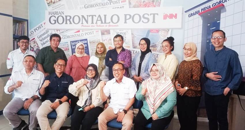 DERAP NUSANTARA - Kunjungan kerja tim Ditjen IKP Kominfo dan LKBN ANTARA ke Redaksi Gorontalo Post, Selasa (5/12). (foto : jalal /gorontalo post)