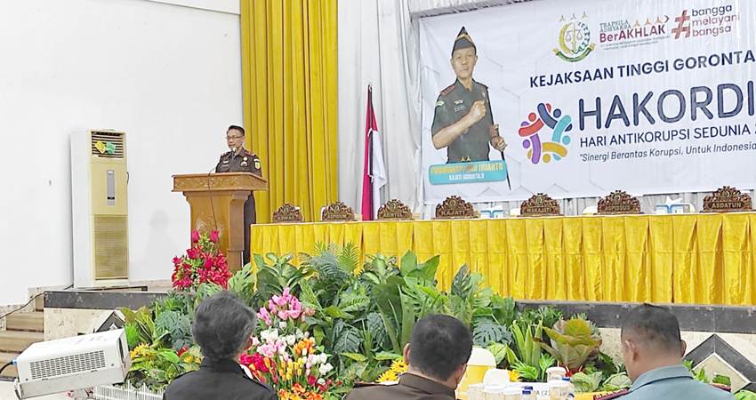 Kepala Kejaksaan Tinggi Gorontalo Purwanto Joko Irianto, S.H.,M.H saat memberikan penyuluhan hukum kepada pagawai Pemda se Gorontalo khususnya para pejabat PPK, PPTK, KPA, serta PA di gedung bele limbui Kota Gorontalo Rabu (5/12/23). (Foto: Roy/Gorontalo Post).