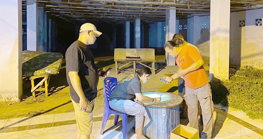 Kasat Reskrim Polresta Gorontalo Kota, Kompol Leonardo Widharta,S.I.K bersama Tim Rajawali, saat mengamankan ratusan botol minuman keras (Miras) berbagai merek.