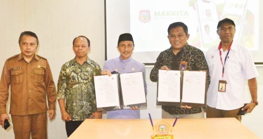 MoU. Bupati Gorontalo nelson Pomalingo saat menandatangi MoU dengan PT Telkom Indonesia.