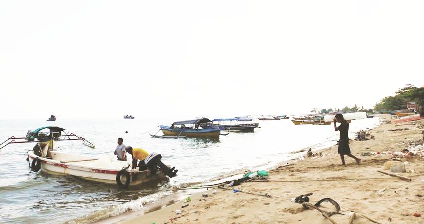 Nelayan yang akan pergi melaut.