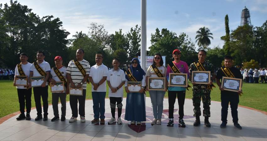 FOSE. Bupati Gorontalo Nelson Pomalingo saat foto bersama dengan para penerima penghargaan.