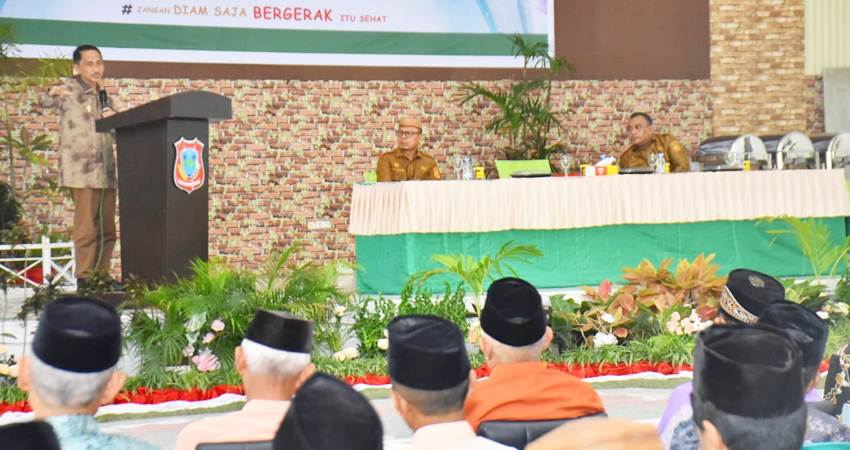RAKOR.Bupati Gorontalo Nelson Pomalingo saat membuka rakor sosialisasi progam posyandu.