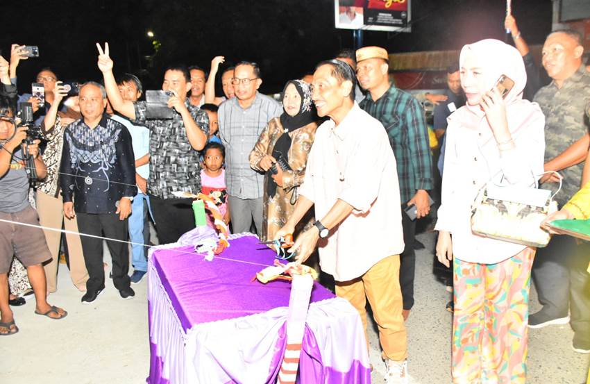 RESMIKAN. Bupati Gorontalo Nelson Pomalingo didampingi Ketua TP PKK Fory Naway saat menekan tombol pengresmian taman DKI.