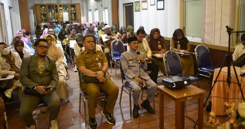 AWANCARA. Bupati Gorontalo Nelson Pomalingo saat diwawancarai oleh asesor KARS.