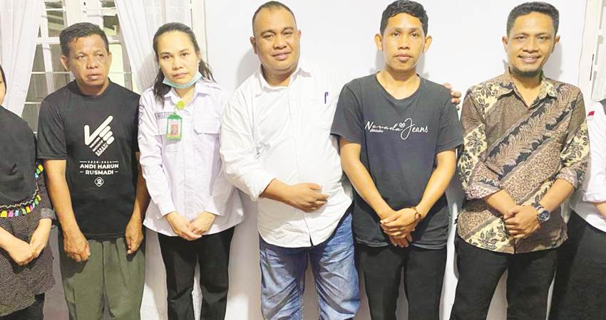 SILATURAHIM.Kepala Dinas Kesehatan Ismail Akase didampingi Kepala Puskesmas Meliyana Panther saat foto besama dengan suami dan keluarga almarhum, di rumah duka, rabu kemarin.