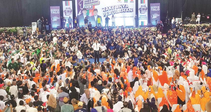 MENUJU PERUBAHAN : Calon Presiden, Anies Baswedan menemui ribuan simpatisan dan pendukungnya, saat temu kader yang berlangsung di ballroom Sumber Ria, Kota Gorontalo, Senin (8/1).(Foto Natha/GP)