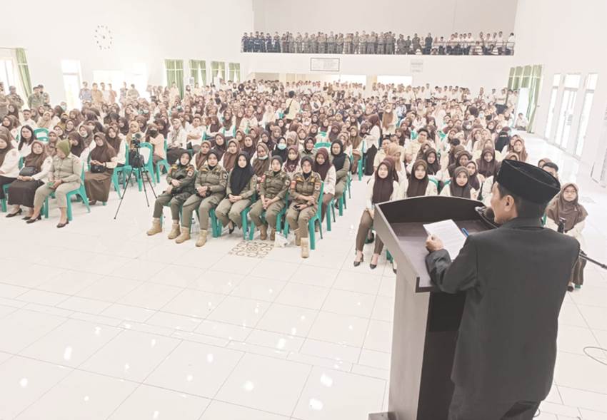 PERTEMUAN. Bupati Gorontalo Nelson Pomalingo saat melakukan tatap muka dengan honorer se Kabupaten Gorontalo, di gedung Kasmat Lahay kemarin