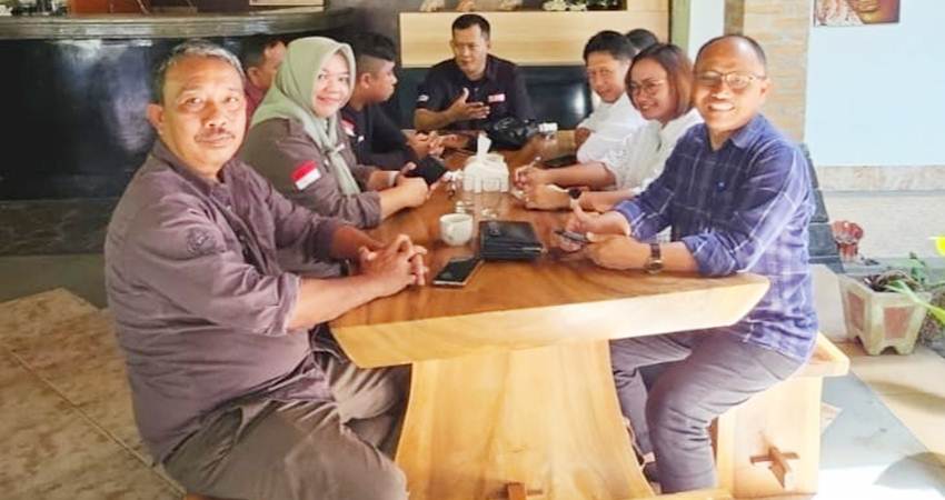 Rombongan DLHK Provinsi Gorontalo dan pimpinan PT BJP saat diskusi bersama di Pohuwato.