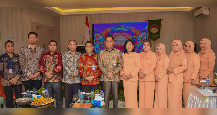 Kepala BPTD Kelas II Gorontalo, Dominggus, ST., MT bersama Ketua Dharma Wanita BPTD Kelas II Gorontalo, Ny. Maria Kartini Dominggus dan seluruh anggotanya saat kegiatan lomba MC yang dilaksanakan di Kota Gorontalo, Jumat (26/1/2024). (Foto:Izan/Humas BPTD Gorontalo).