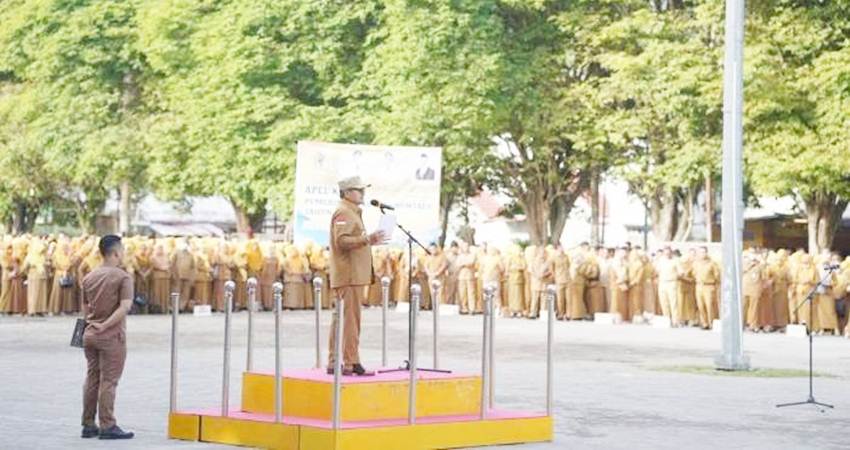 ASN di lingkungan Pemerintah Kota Gorontalo ketika mengikuti apel kerja yang dipimpin oleh Wali Kota Gorontalo, Marten Taha. (Foto: Prokopim)