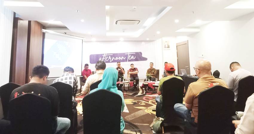 Alain John-John Siwy General Manager Aston Gorontalo Hotel & Villas bersama staf Aston Gorontalo saat bertemu dengan beberapa awak media, Kamis (18/1/2024) (F. Diyanti/Gorontalo Post)