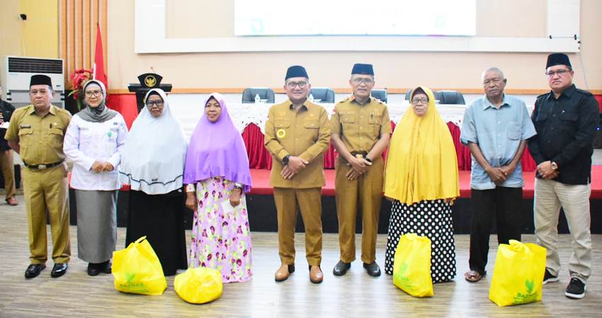 Wali Kota Gorontalo, Marten Taha ketika memberikan sambutan sekaligus membuka kegiatan penyerahan bantuan bahan pokok kepada 700 warga yang dilaksanakan oleh BAZNAS Kota Gorontalo, Selasa (30/1/2024). (Foto: Prokopim)