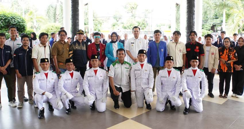 Usai menerima duplikat bendera pusaka, Wakil Wali Kota Gorontalo, Ryan F. Kono ketika melakukan foto bersama para pembawa duplikat bendera pusaka tersebut, Senin (22/1/2024). (Foto: Prokopim)