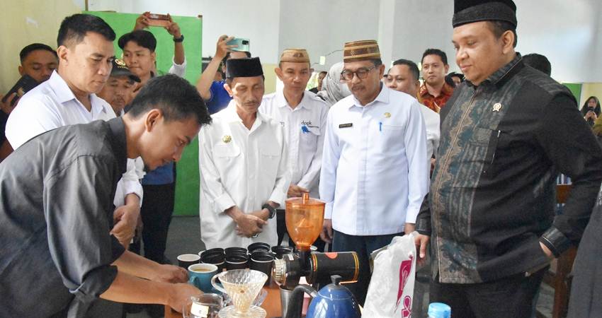 PERAGAAN. Salah seorang peserta pelatihan saat mempertunjukkan keahliannya di hadapan Wakil Menteri tenaga kerja dan transmigrasi didampingi Bupati Gorontalo dan tamu lainnya.