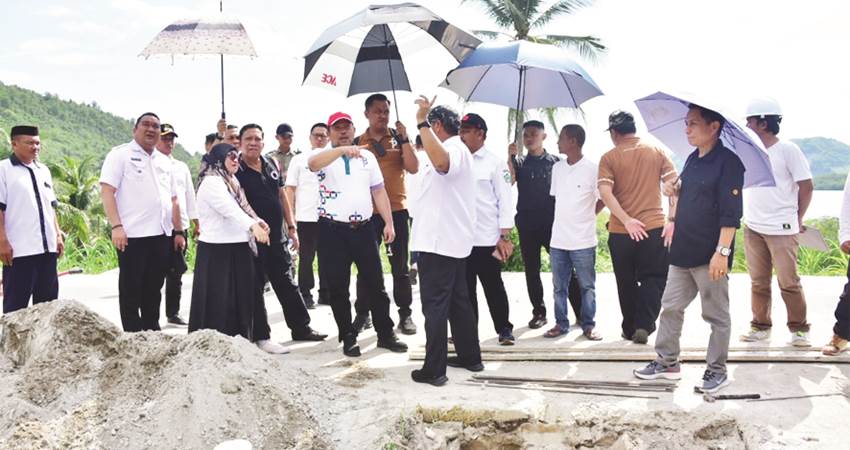 Pj Gubernur Gorontalo Ismail Pakaya didampingi Penjabat Bupati Boalemo dan Kepala Dinas PUPR-PKP Provinsi Gorontalo saat meninjau pengerjaan jalan Bubaa-Limbatihu di Kecamatan Paguyaman Pantai Kabupaten Boalemo, Rabu, (3/1/2024). (foto : nova/diskominfotik)