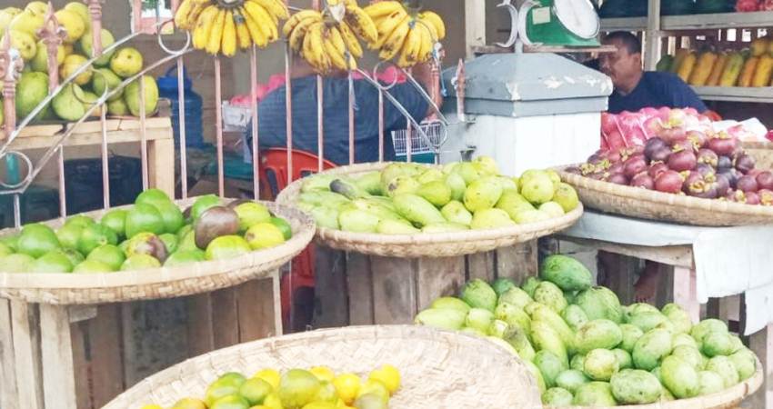 Salah satu pedagang buah di Kota Gorontalo.