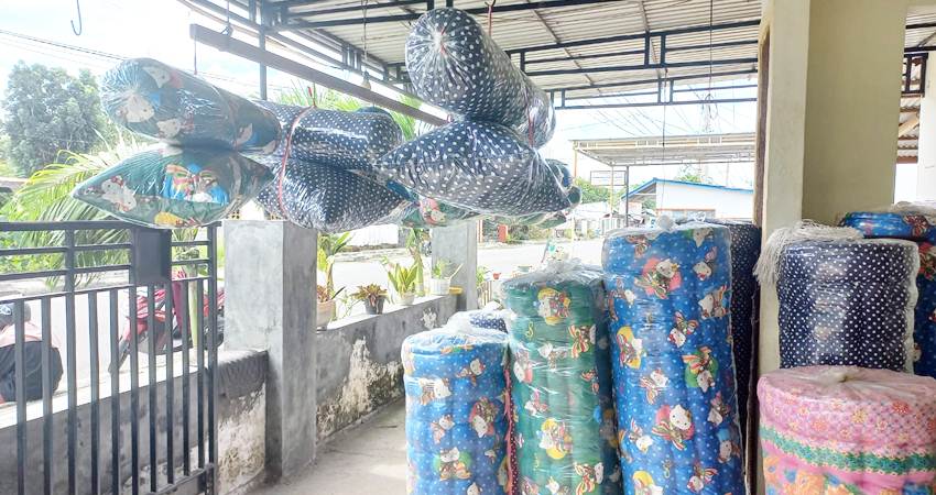 Lapak penjual bantal kapuk di Jalan Beringin.