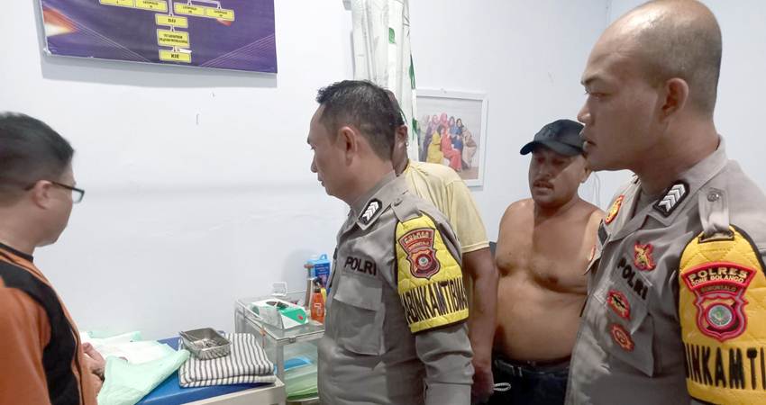 Sejumlah petugas kepolisian dari Polsek Suwawa saat melihat kondisi bayi yang tengah dalam penanganan medis di Puskesmas Suwawa. (Foto: Dok/Istimewa)