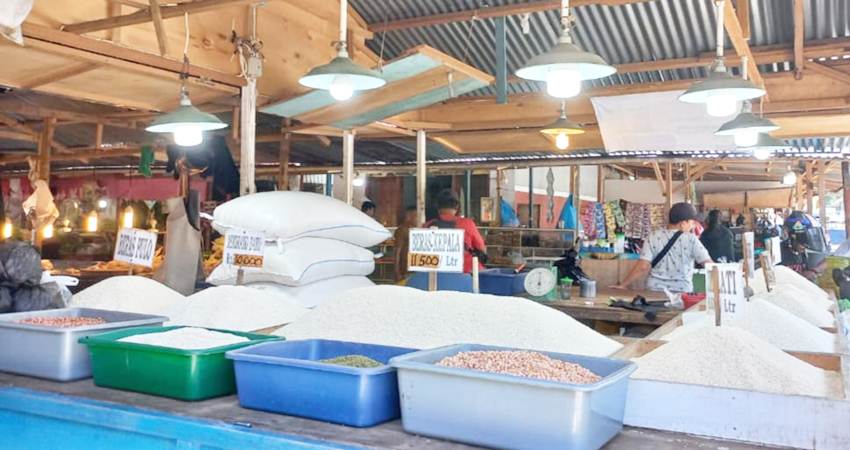 Beras yang dijual di salah satu lapak di Kota Gorontalo.