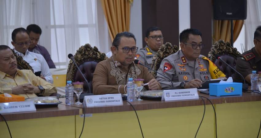 Pj Gubernur Gorontalo Ismail Pakaya saat memimpin rapat Forkopimda diperluas yang dihadiri seluruh unsur Forkopimda Provinsi Gorontalo, Senin, (22/1). (Foto – Nova/ Diskominfotik)