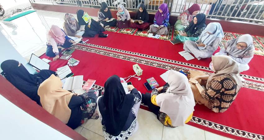 ASN di lingkungan Dinkes Provinsi Gorontalo saat belajar alquran dengan metode dirosa di Mushola Dinkes disela waktu istirahat siang. (Foto: Istimewa)