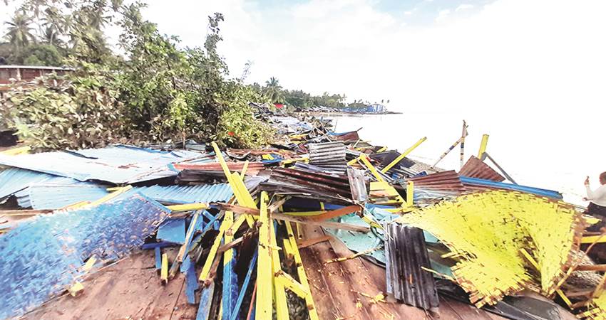 TINGGAL PUING : Gazebo yang menjadi fasilitas wisata pantai Botutonuo, Bone Bolango diratakan dalam proses eksekusi sengketa lahan, Kamis (4/1). (foto : istimewa)
