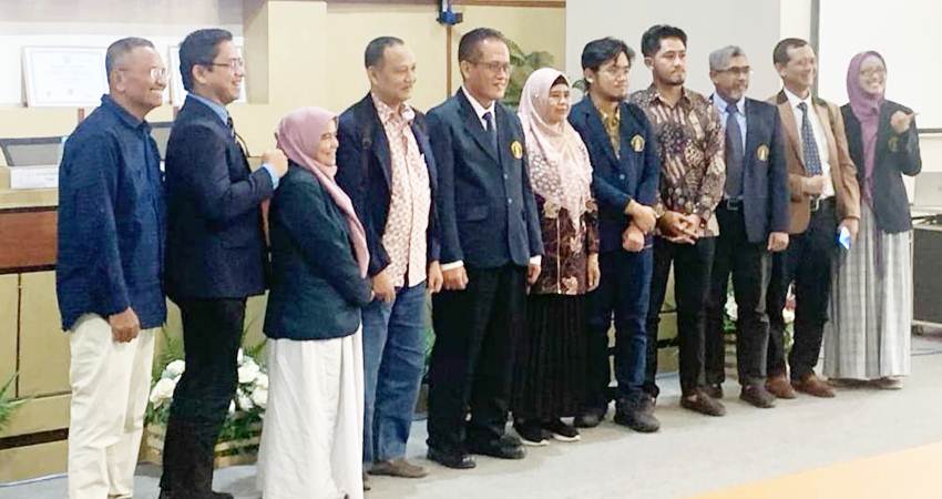 Teguh,.istri, anak-anaknya beserta para promotor dan penguji.-