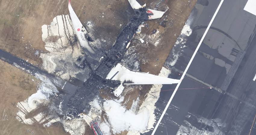 Bangkai pesawat A350 milik JAL yang terbakar setelah bertabrakan di Bandara Haneda, Jepang.--