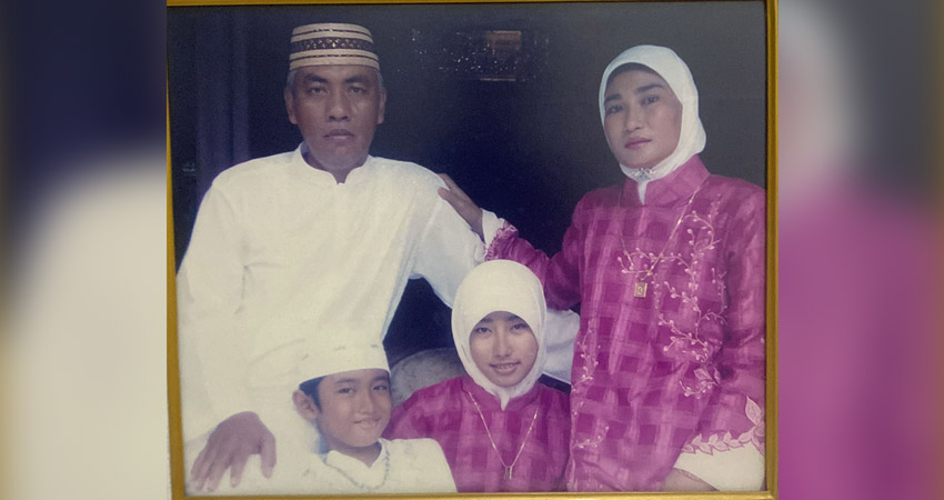 Yoseb bersama istrinya, Nuri, dan anak-anaknya saat masih bekerja di Jawa Pos.-Dokumentasi Keluarga-