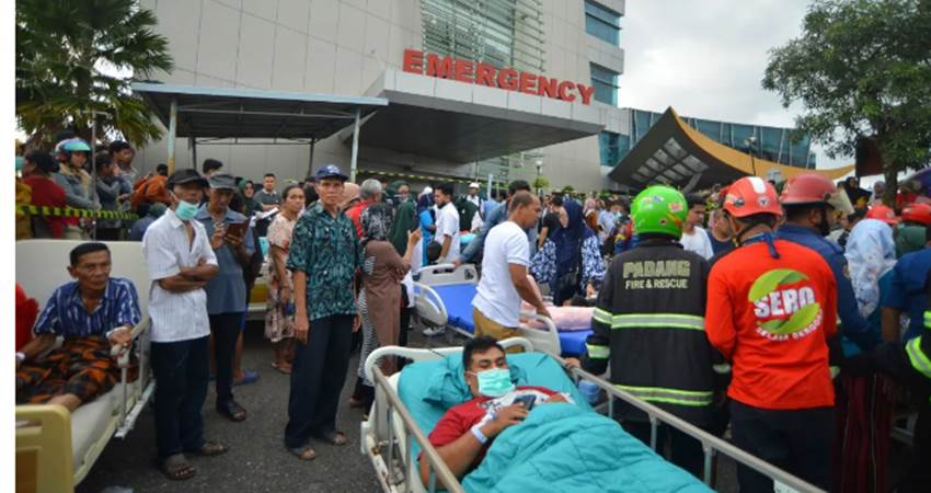 Sejumlah pasien dievakuasi dari gedung rumah sakit oleh tim SAR gabungan pasca ledakan yang terjadi, Selasa (30/1) sore. (foto : antara)