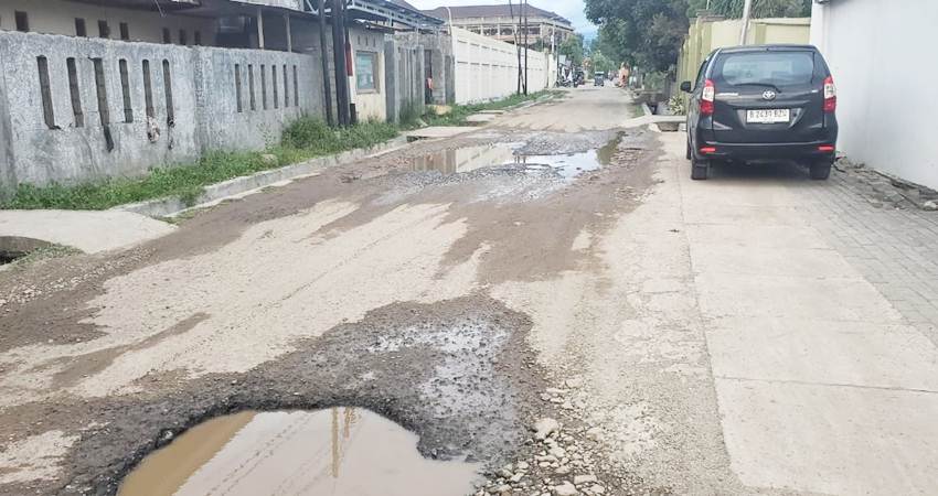Kondisi Jalan Tirtonadi yang banyak lubang dan sempat menimbulkan kecelakaan lalu lintas, diharapkan oleh masyarakat agar bisa segera diperbaiki. (F. Reynaldi/ Magang Gorontalo Post)