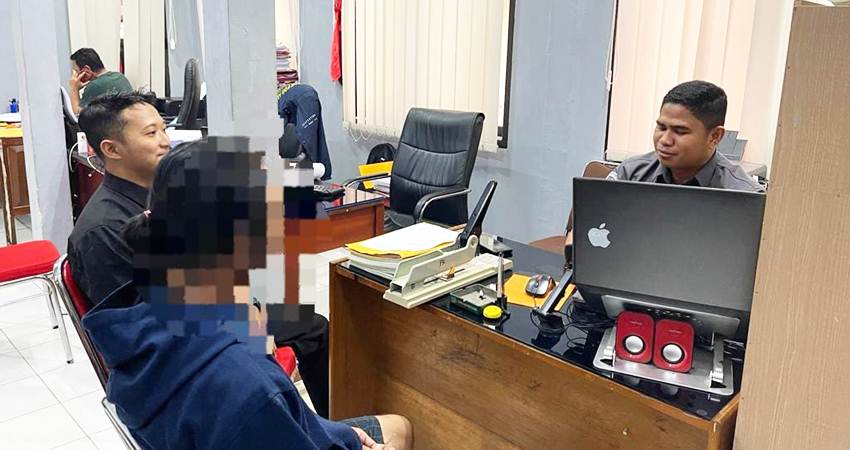 Pria inisial identitas FYD alias Fikri (35) terduga pelaku tindakan pidana Pertolongan jahat yang menjual satu unit mobil rental saat menjalani pemeriksaan penyidik Polresta Gorontalo Kota.