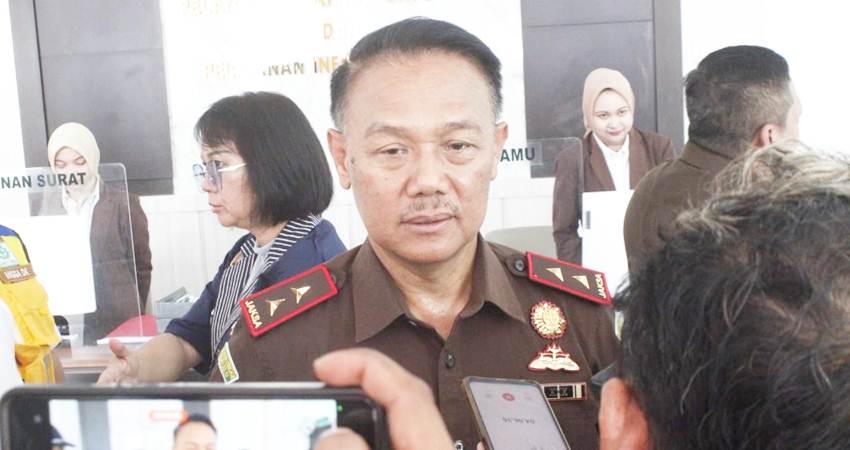 Kajati Gorontalo Purwanto Joko Irianto saat diwawancarai wartawan di gedung Kejati Gorontalo belum lama ini. (Foto: Natha/Gorontalo Post).