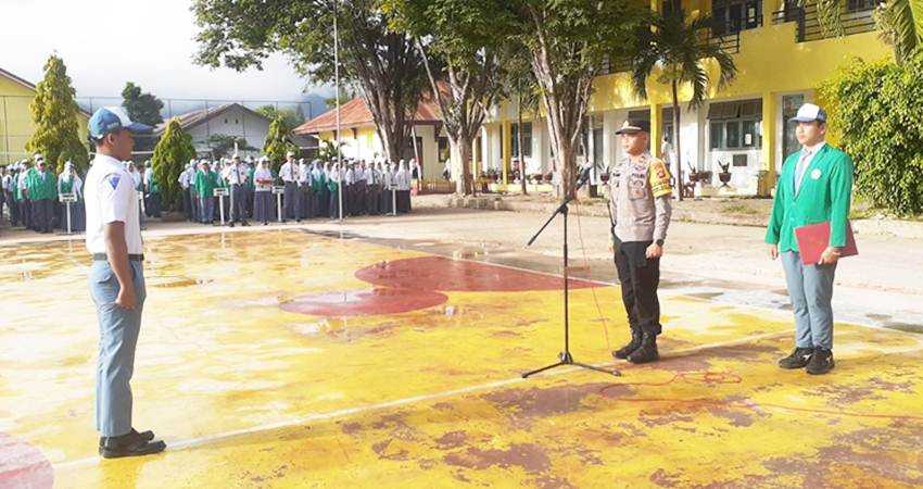 Kapolsek Kota Selatan, Iptu Robi Andri Ansyari, S.Tr.K saat memberikan arahan kepada para siswa SMA Negeri 3 Kota Gorontalo, pada upacara bendera, Senin (15/1).