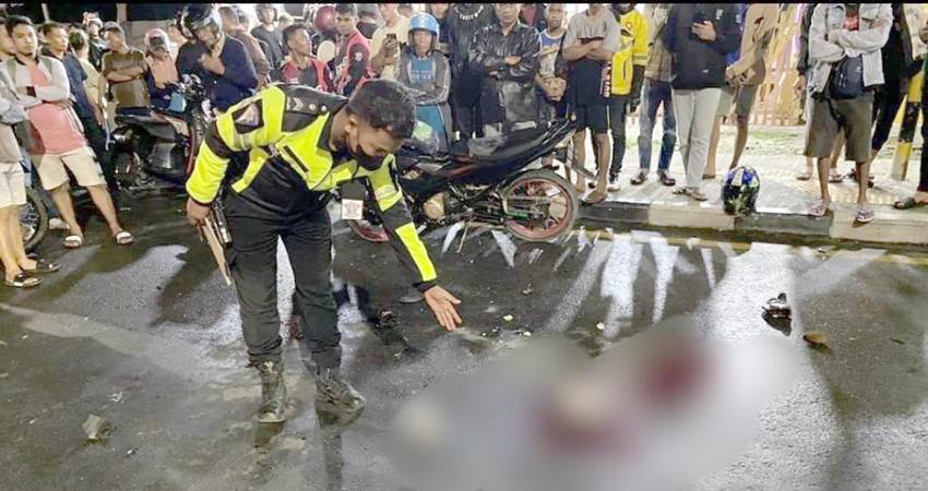 Lakalantas yang terjadi di Simpang Empat Jalan Jhon Aryo Katili dan Jalan Yusuf Hasiru, Kelurahan Tanggikiki, Kecamatan Sipatana, Kota Gorontalo belum lama ini. (F. Zulkifli/ Gorontalo Post)