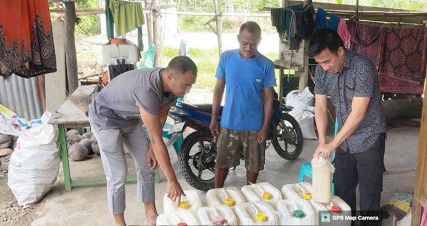 Kasat Narkoba Pohuwato, Iptu Renly H. Turangan,S.H bersama anggota, saat mengamankan ratusan liter Miras jenis cap tikus di wilayah Kecamatan Dengilo.