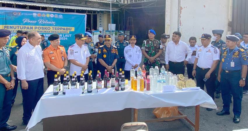 Penutupan Posko Penyelenggaraan Angkutan Laut Natal dan Tahun Baru 2024, serta temuan puluhan botol Miras dari penumpang kapal, yang dihadiri oleh seluruh stakeholder terkait.