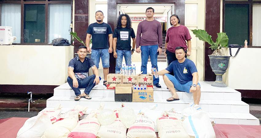 Kasat Reskrim Polresta Gorontalo Kota, Kompol Leonardo Widharta,S.I.K bersama personel memperlihatkan ratusan liter Miras jenis cap tikus yang berhasil disita dari rumah masyarakat.