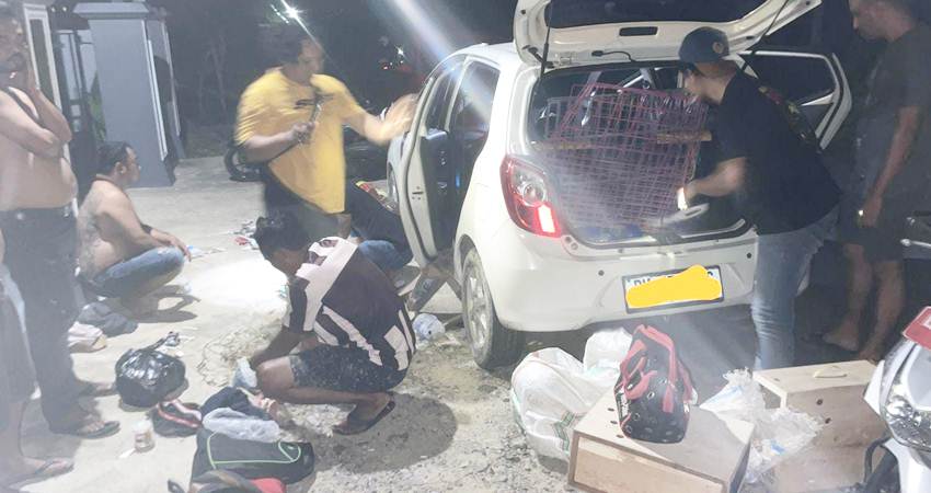 Kasat Narkoba Polres Pohuwato, Iptu Renly H. Turangan,S.H bersama personel, melakukan penggeledahan dan mendapatkan sejumlah barang bukti narkoba di salah satu mobil, serta mengamankan empat orang masyarakat yang diduga terlibat peredaran narkoba.