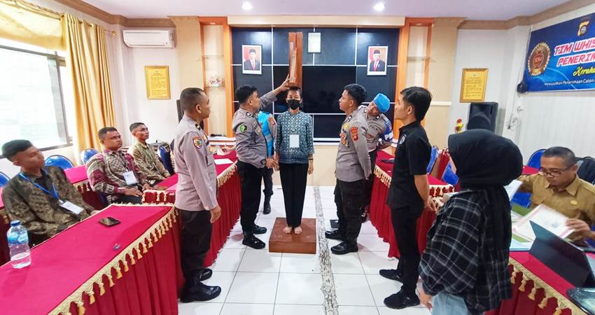 Peserta Sekolah Inspektur Polisi Sumber Sarjana (SIPSS), mengikuti proses pemeriksaan administrasi serta pengukuran tinggi dan berat badan, yang disaksikan oleh panitia, pengawas internal dan eksternal.