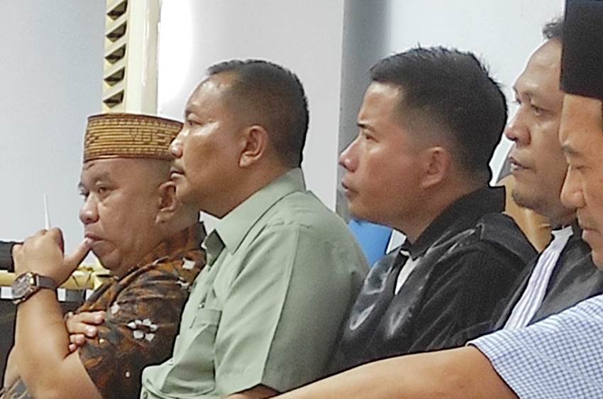 Eks Dirut PDAM Bone Bolango Yusar Laya (Kopiah Keranji) terdakwa dugaan korupsi korupsi di Perumda Tirta Bulango SR-MBR menjalani persidangan di PN Tipikor Gorontalo bersama para terdakwa lain. (Foto: Roy/Gorontalo Post).