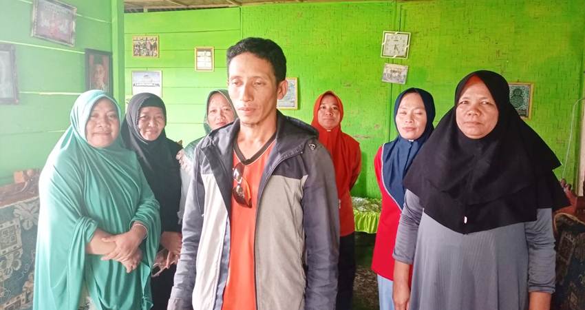 Warga dan Ketua BPBD Desa Mootinelo Kecamatan Kwandang Kabupaten Gorut saat memberikan keterangan kepada wartawan, Kamis (25/1/24). (Foto: Jalal/Gorontalo Post).